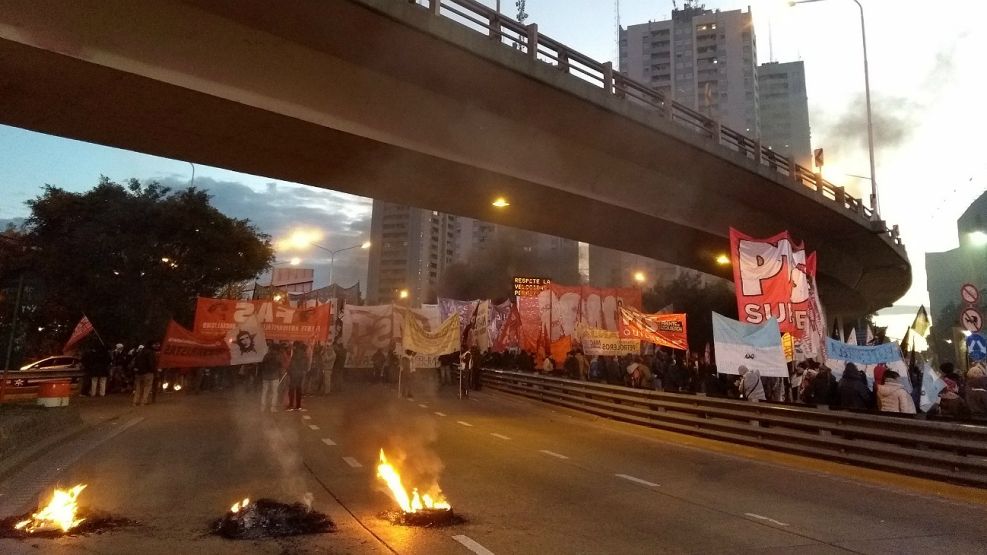 Piquete en el Puente Pueyrredón.