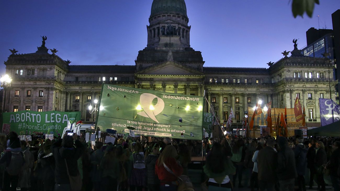 En el "Pañuelazo" se pidió que no haya cambios en el proyecto aprobado en Diputados.