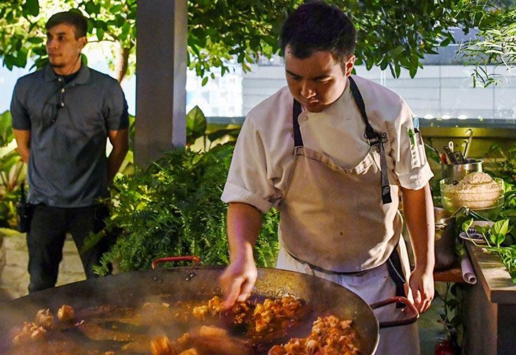 Eric Ting cocinando