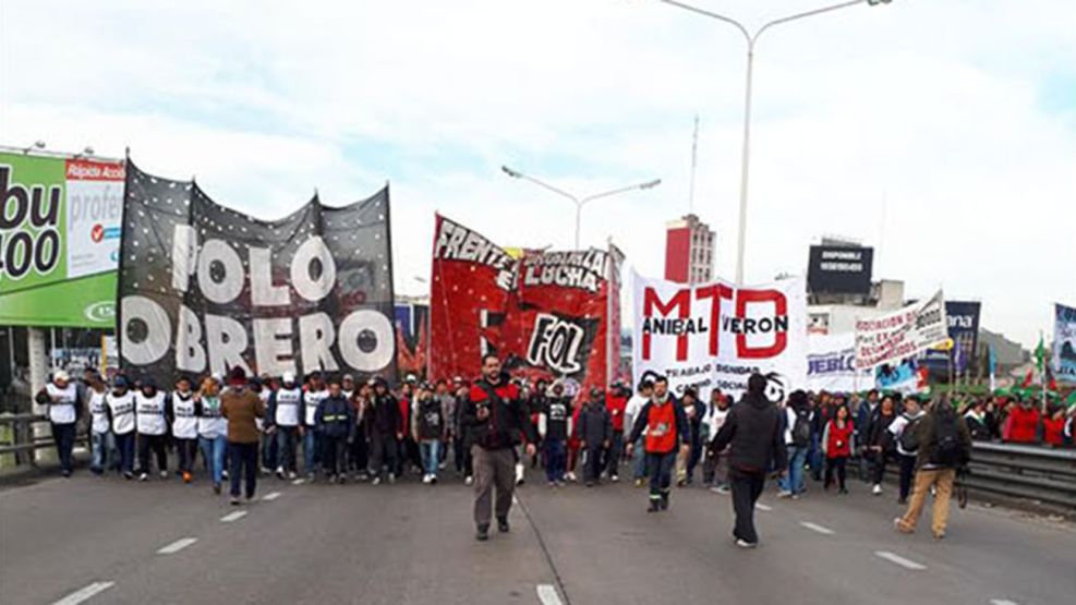 Manifestantes_Puente_Pueyrredon_06262018