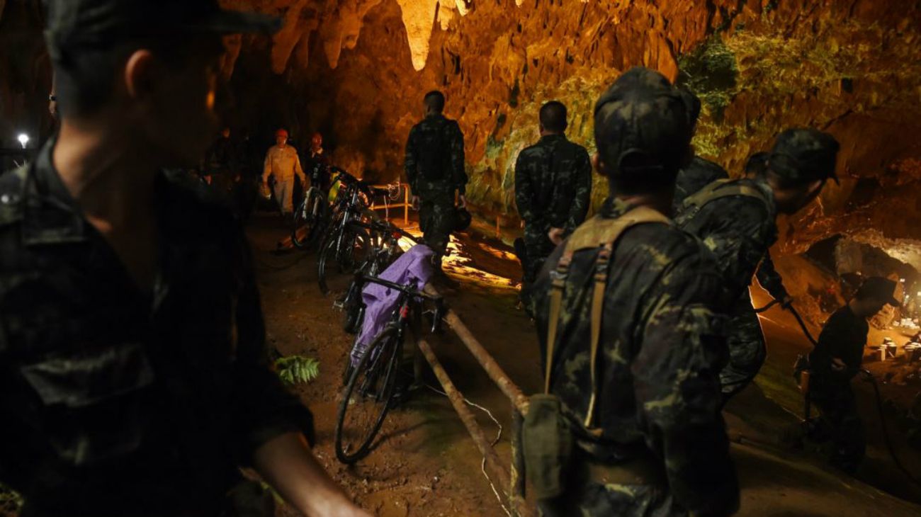 Desesperada búsqueda en Tailandia de un grupo de niños atrapados en una cueva.