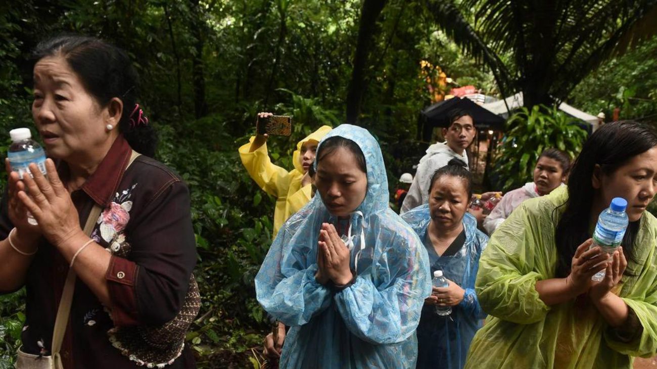 Desesperada búsqueda en Tailandia de un grupo de niños atrapados en una cueva.