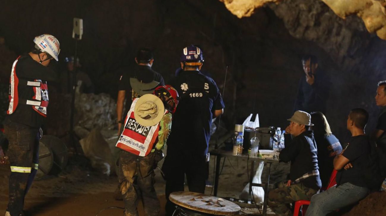 Desesperada búsqueda en Tailandia de un grupo de niños atrapados en una cueva.