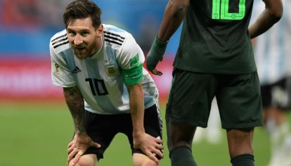 Lionel Messi toma oxígeno durante el partido ante Nigeria. La Selección avanzó a octavos de final de manera milagrosa.