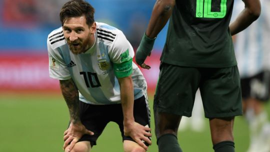 Lionel Messi toma oxígeno durante el partido ante Nigeria. La Selección avanzó a octavos de final de manera milagrosa.