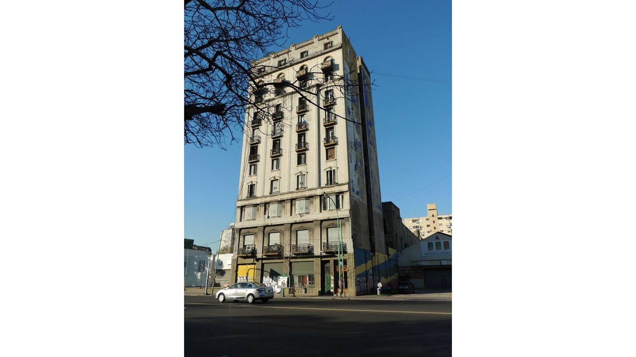 El Edificio que tiene 10 pisos y 21 departamento se encuentra en Paseo Colón 1590, avenida Paseo Colón y Humberto I.