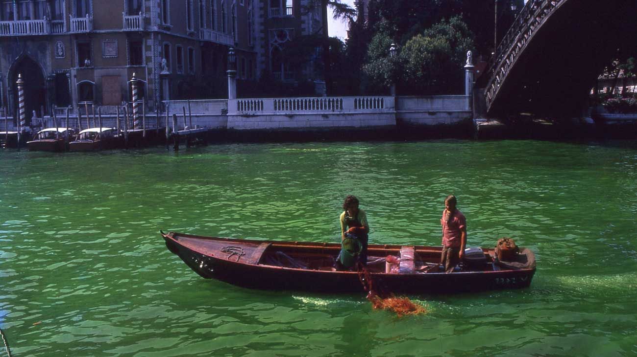 Fotografía tomada el 19 de junio de 1968, cuando García Uriburu realizó su acción en el Gran Canal de Venecia.