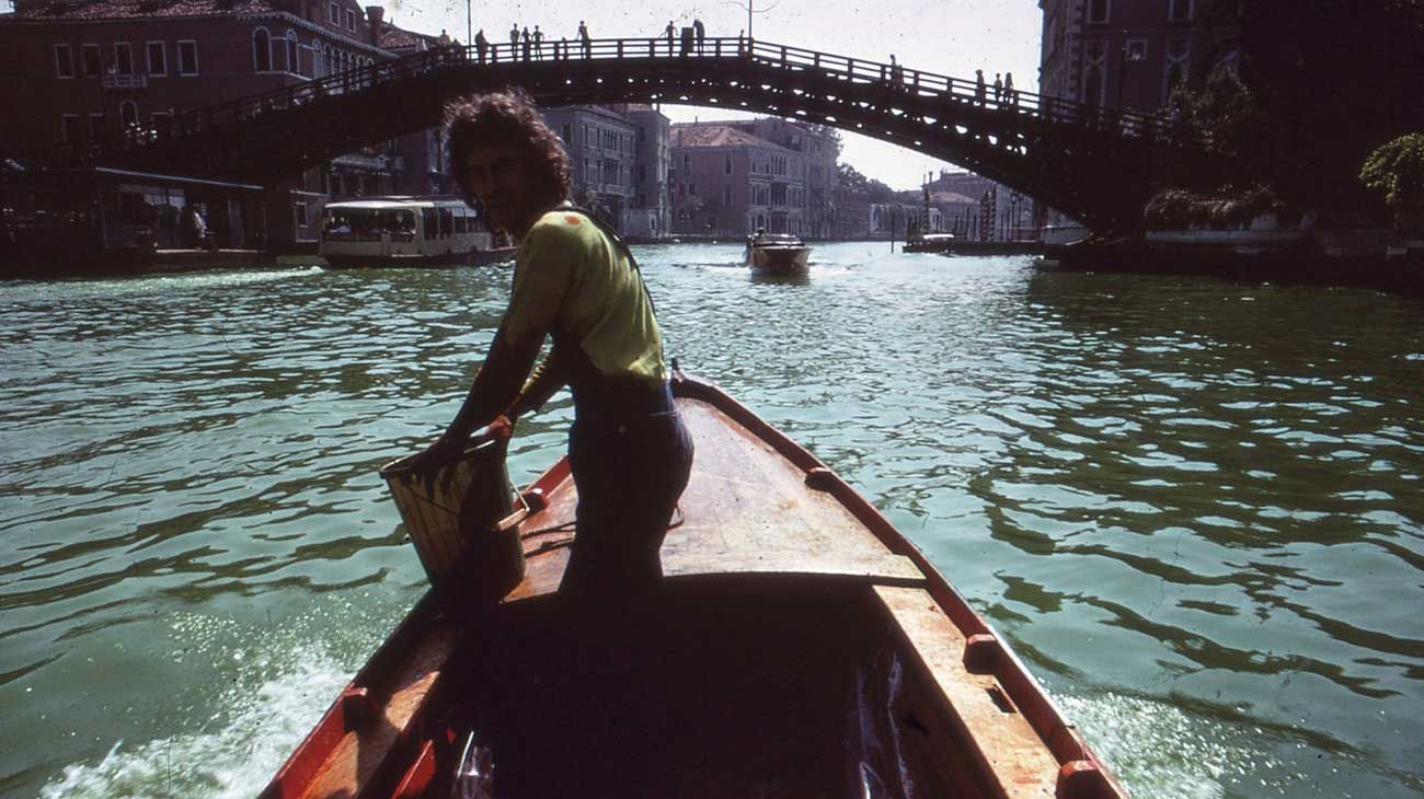 Fotografía tomada el 19 de junio de 1968, cuando García Uriburu realizó su acción en el Gran Canal de Venecia.