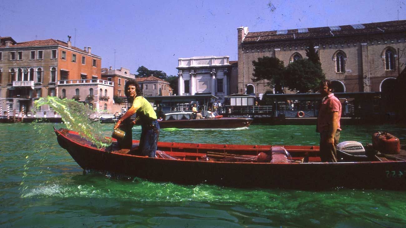 Fotografía tomada el 19 de junio de 1968, cuando García Uriburu realizó su acción en el Gran Canal de Venecia.