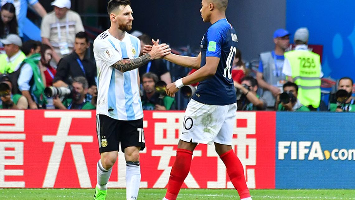 Lionel Messi congratulates France's Kylian Mbappé at the end of the match between France and Argentina at the Kazan Arena in Kazan on June 30, 2018.