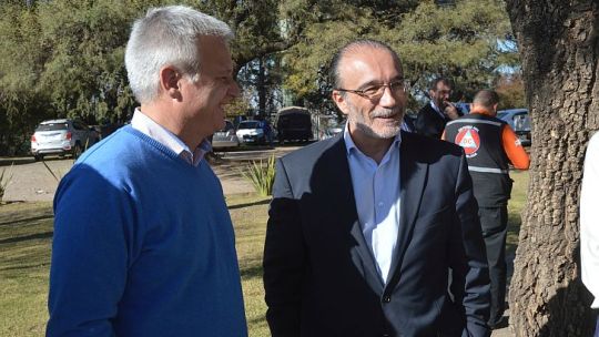 FIRME. El ministro López, junto a Gabriel Frizza en el Córdoba Golf de Villa Allende, dio a entender que si Odebrecht no cumple se cae el contrato. En la empresa buscan bajarle el tono de la polémica.