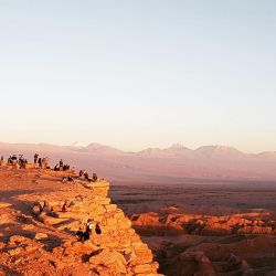Mágica vista del atardecer en el Mirador del Coyote en el Valle de la Luna, San Pedro de Atacama, Chile.