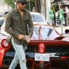 hamilton-y-una-de-sus-tres-ferrari