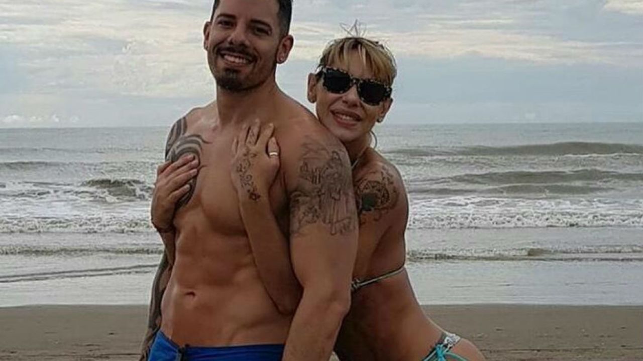 La foto íntima de Mónica Farro y su novio en la cama, ¡que luego borró! |  Exitoina