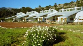 En la base del Cerro Caviahue Ski Resort Club esperan las modernas Cabañas Nevado