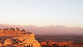 Mágica vista del atardecer en el Mirador del Coyote en el Valle de la Luna, San Pedro de Atacama, Chile.