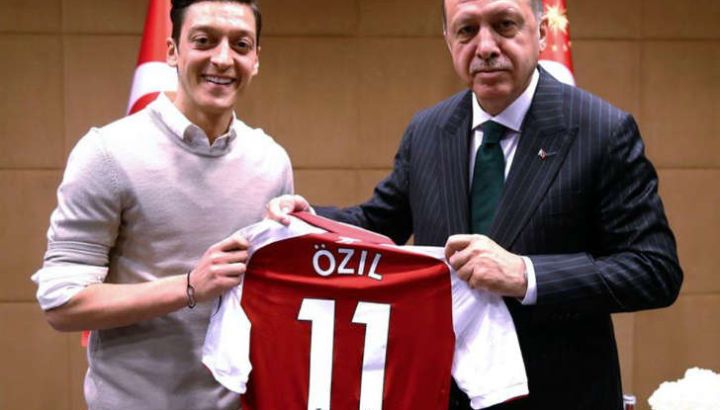 Mesut Ozil junto al presidente de Turquía