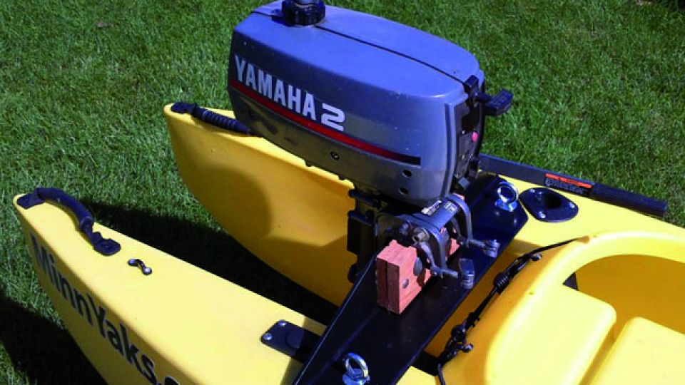 Cómo elegir un motor para el kayak Weekend