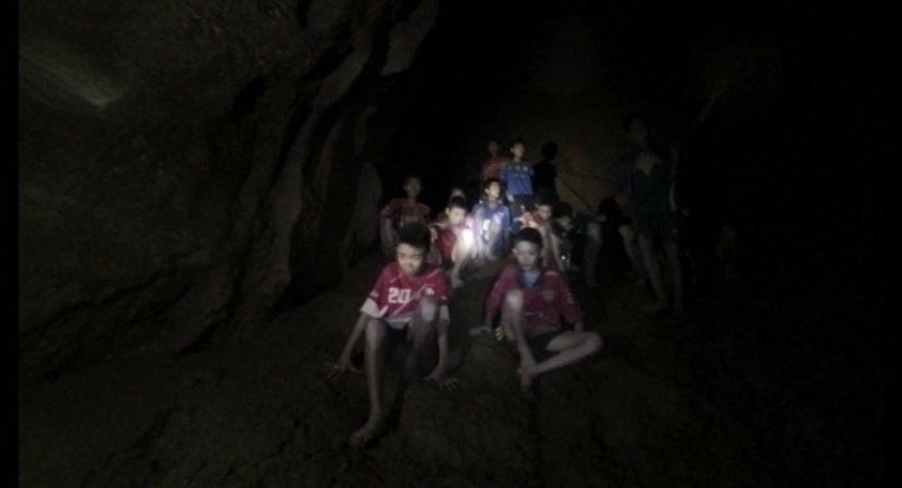 Milagro en Tailandia: hallaron a los 12 niños atrapados en una cueva