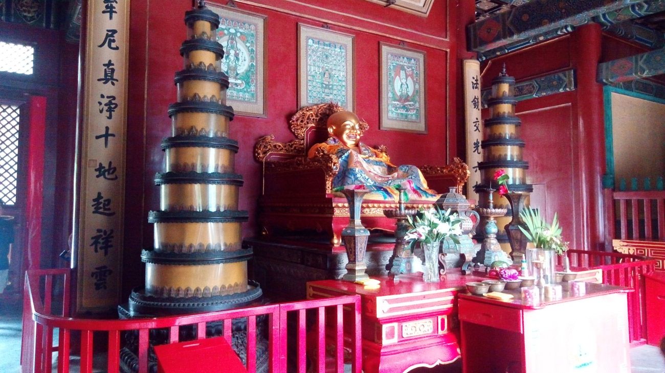 Miles de chinos adoran cada semana a Buda en el Templo de los Lamas.