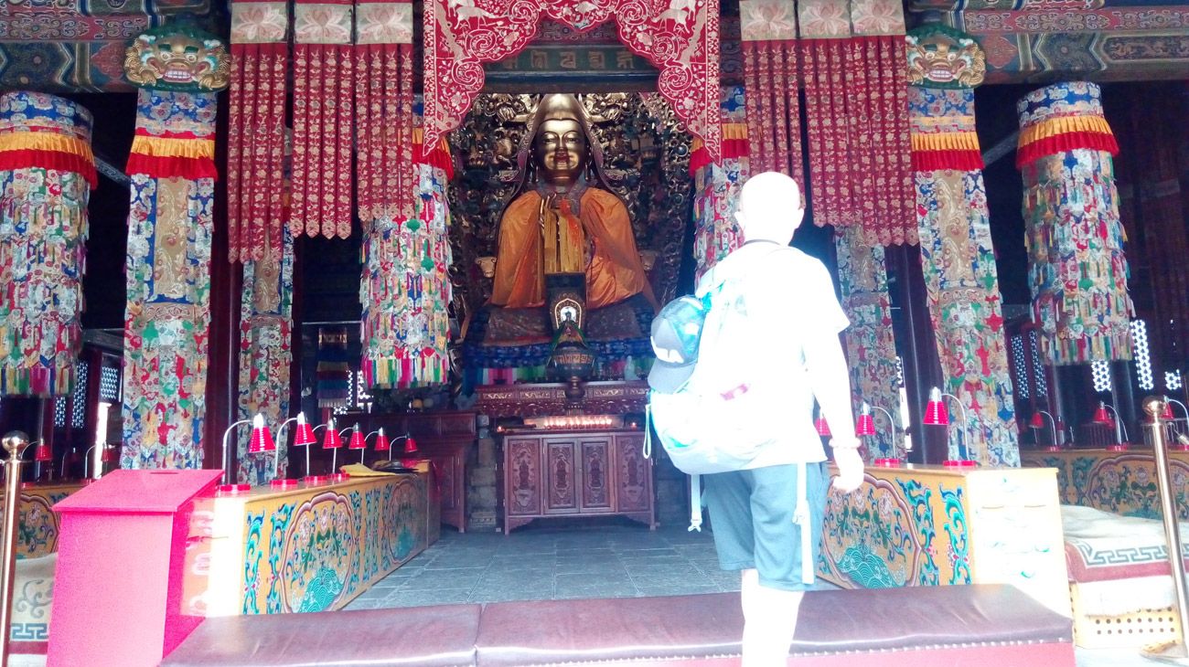 Miles de chinos adoran cada semana a Buda en el Templo de los Lamas.