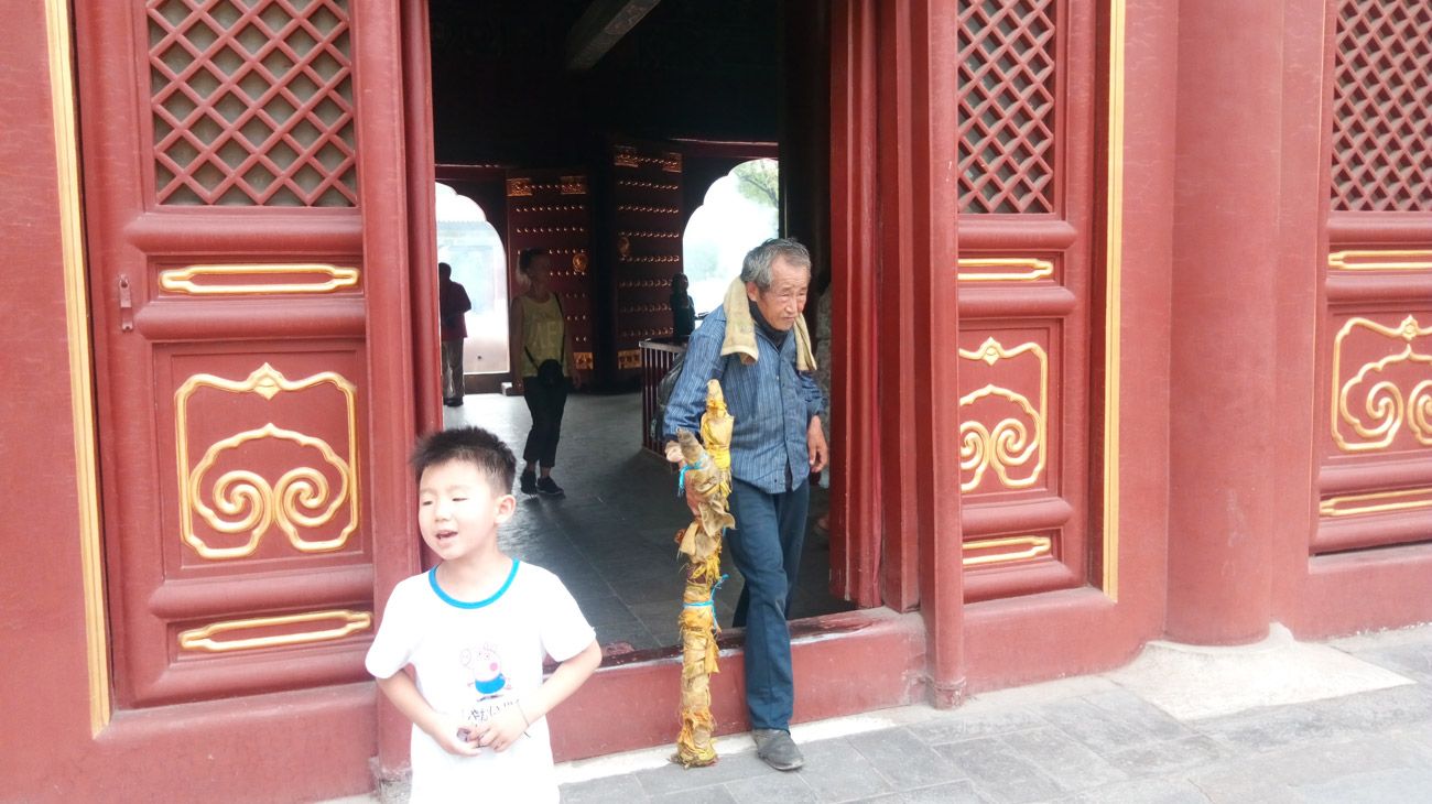 Miles de chinos adoran cada semana a Buda en el Templo de los Lamas.