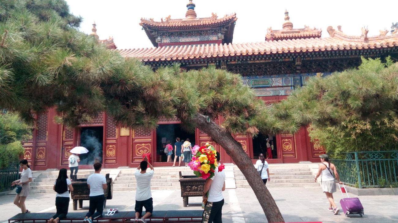 Miles de chinos adoran cada semana a Buda en el Templo de los Lamas.