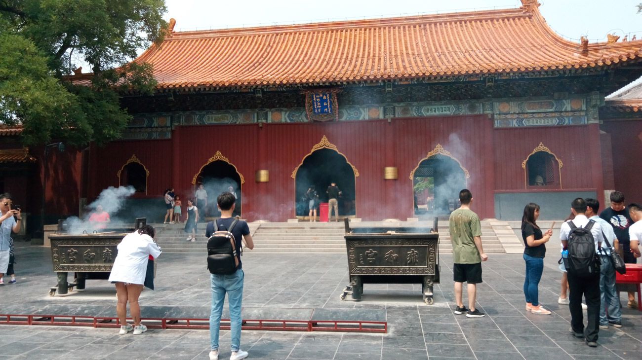 Miles de chinos adoran cada semana a Buda en el Templo de los Lamas.