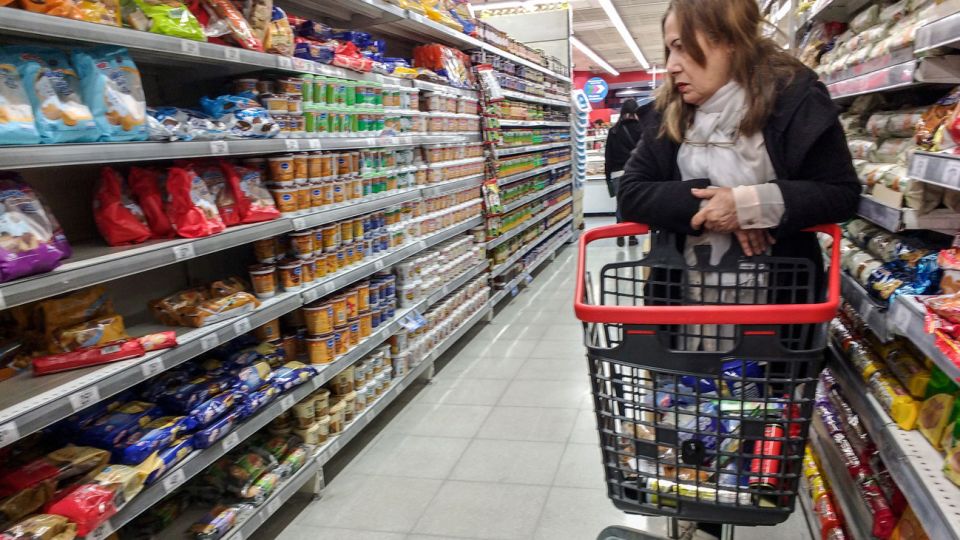 El salto cambiario aceleró la inflación, hizo volar la tasa de interés y provocó desconfianza, lo que frenó bruscamente al consumo.