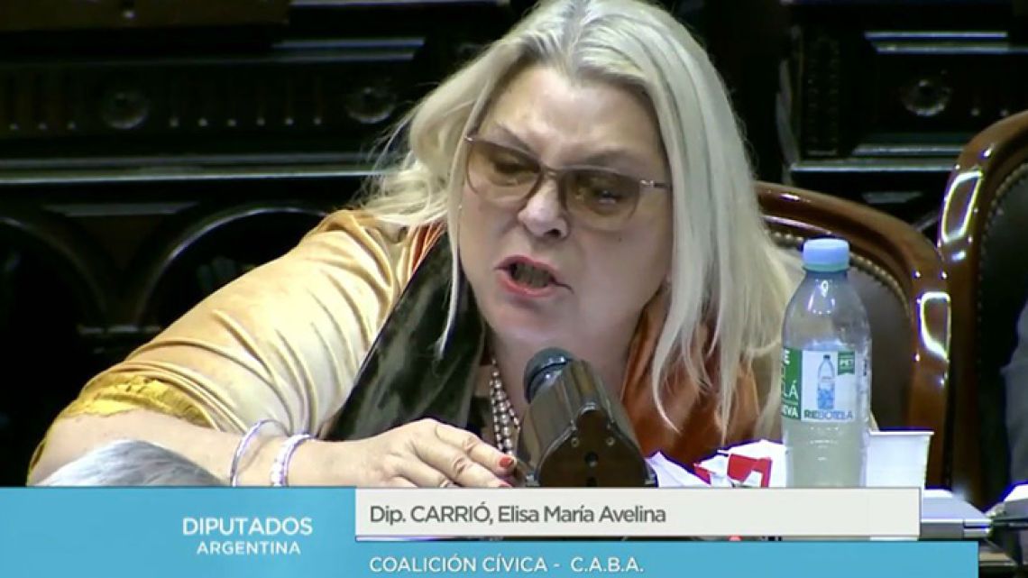 Lawmaker Elisa Carrió claims she misspoke when she said Argentina's middle-class should help support the economy by continue to give "tips and bribes".