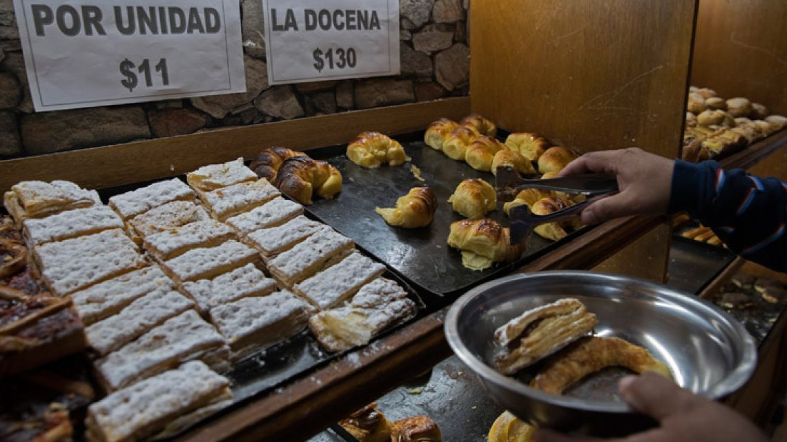 Market consultants in Argentina raised their expectations of 2018 inflation from 27.4 to 30 percent while scaling down their growth projection from 1.3 to 0.5 percent since May, a Central Bank report reveals.