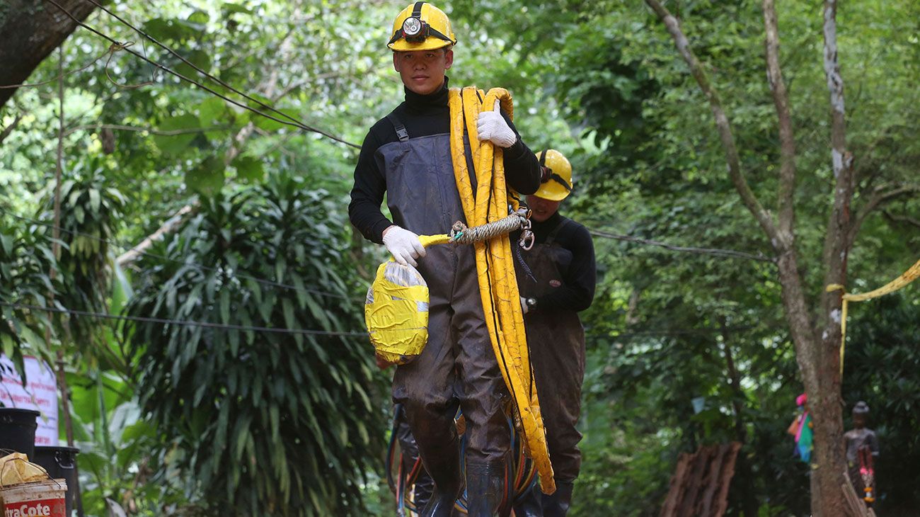 Los equipos de rescate transportan tubos de oxígeno