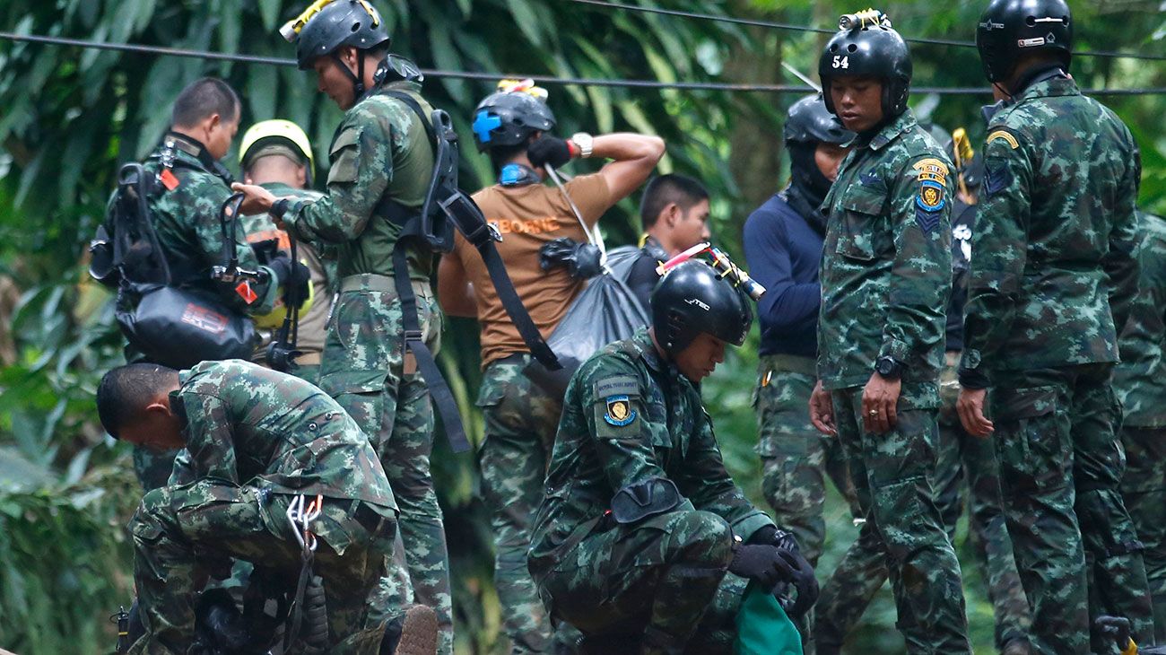 Rescatistas tailandeses se preparan para entrar en la cueva donde 12 chicos y su entrenador de fútbol han quedado atrapados desde el 23 de junio en Mae Sai, provincia de Chiang Rai, en el norte de Tailandia.