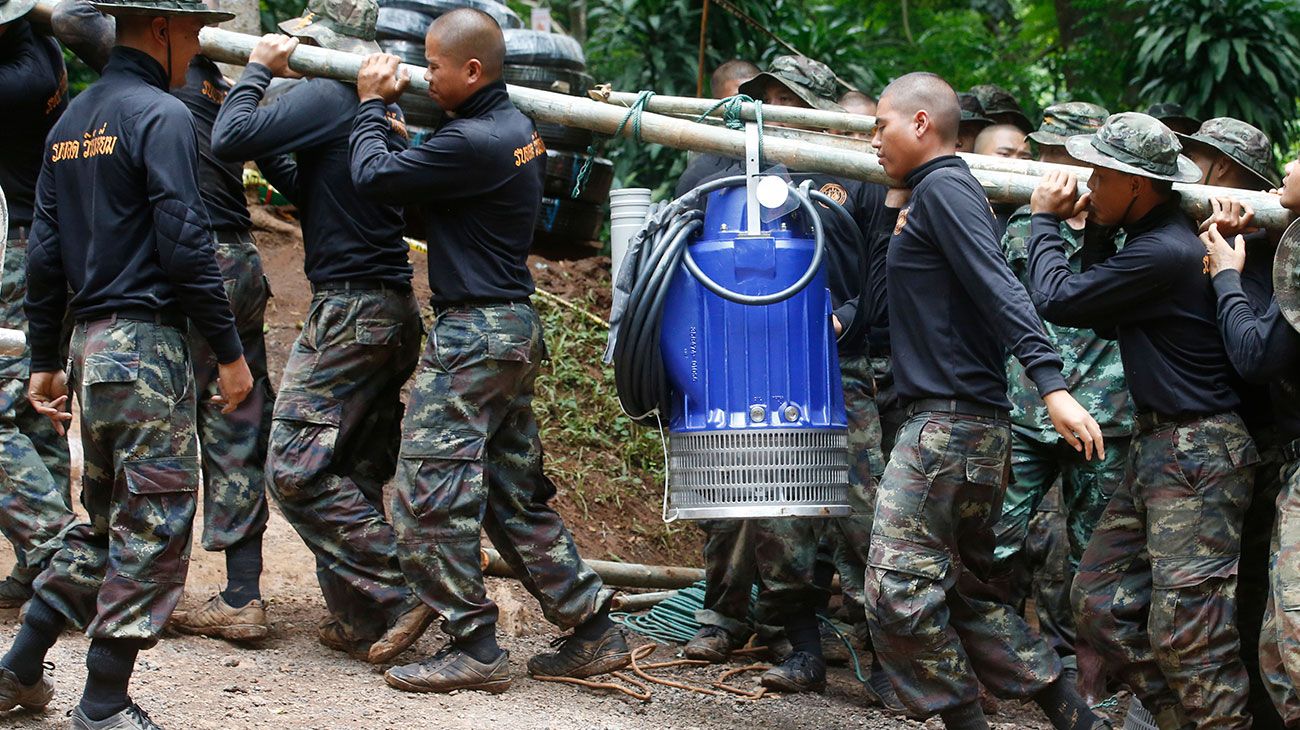 Soldados llevan una bomba para ayudar a drenar el agua de inundación en una cueva donde 12 niños y su entrenador de fútbol han quedado atrapados desde el 23 de junio en Mae Sai, provincia de Chiang Rai, al norte de Tailandia el viernes 6 de julio de 2018. Las autoridades tailandesas están compitiendo para bombear agua desde la cueva inundada antes de que se pronostiquen más lluvias en la región norte.