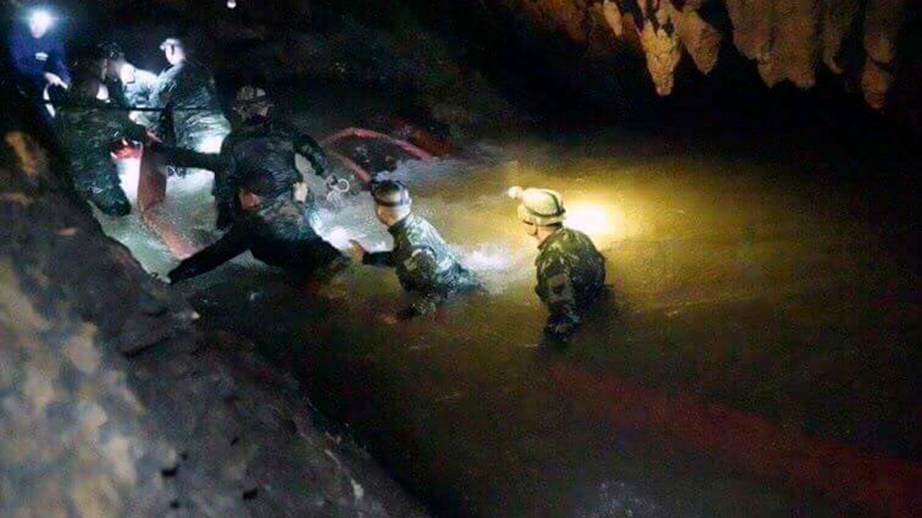 Equipos de rescate tailandeses usan faros para entrar en un complejo de cuevas donde 12 chicos y su entrenador desaparecieron en Mae Sai, provincia de Chiang Rai, norte de Tailandia.