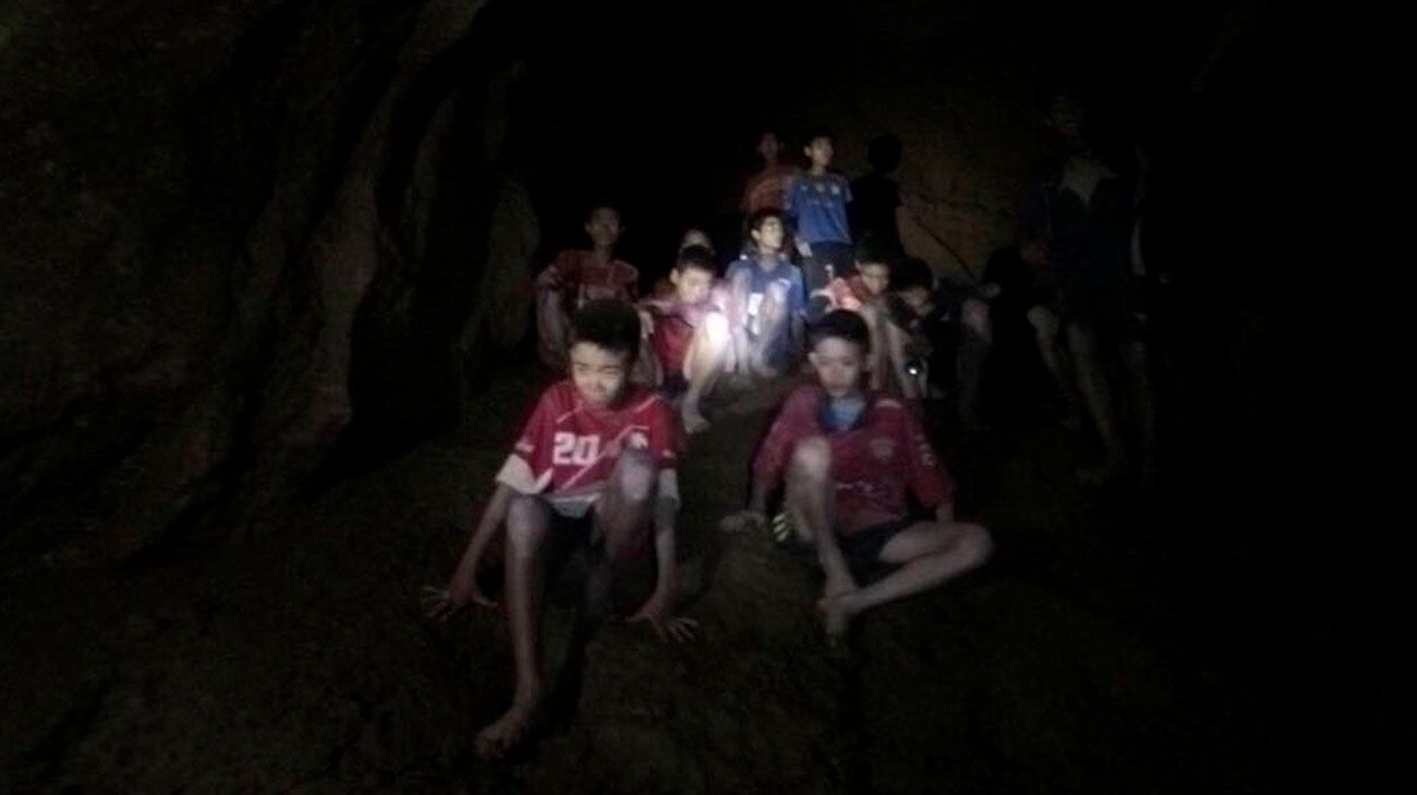 Imagen de archivo enviada por el Centro de Operaciones de Rescate Tham Luang muestra a los niños desaparecidos y su entrenador de fútbol tal como los encontraron en una cueva oscura parcialmente inundada, en Mae Sai, Chiang Rai, Tailandia.