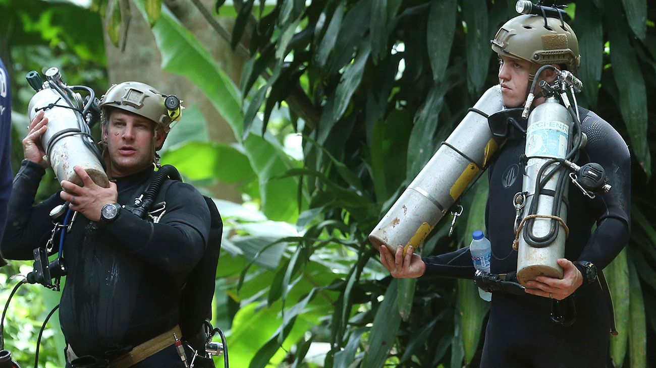 El equipo de rescate internacional se prepara para ingresar a la cueva donde un equipo de fútbol joven y su entrenador quedaron atrapados por las aguas de las inundaciones el jueves 5 de julio de 2018 en Mae Sai, provincia de Chiang Rai, en el norte de Tailandia.