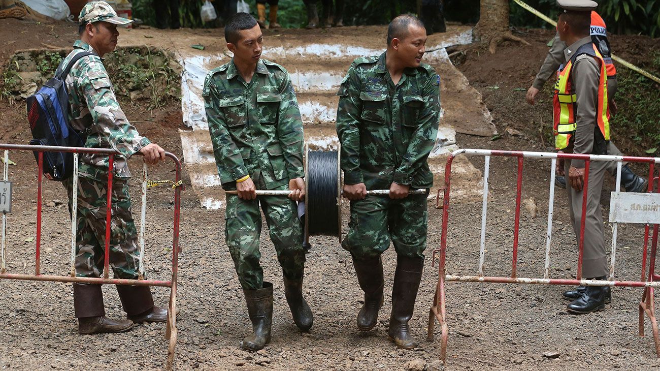 Equipos de rescate transportan cable de teléfono