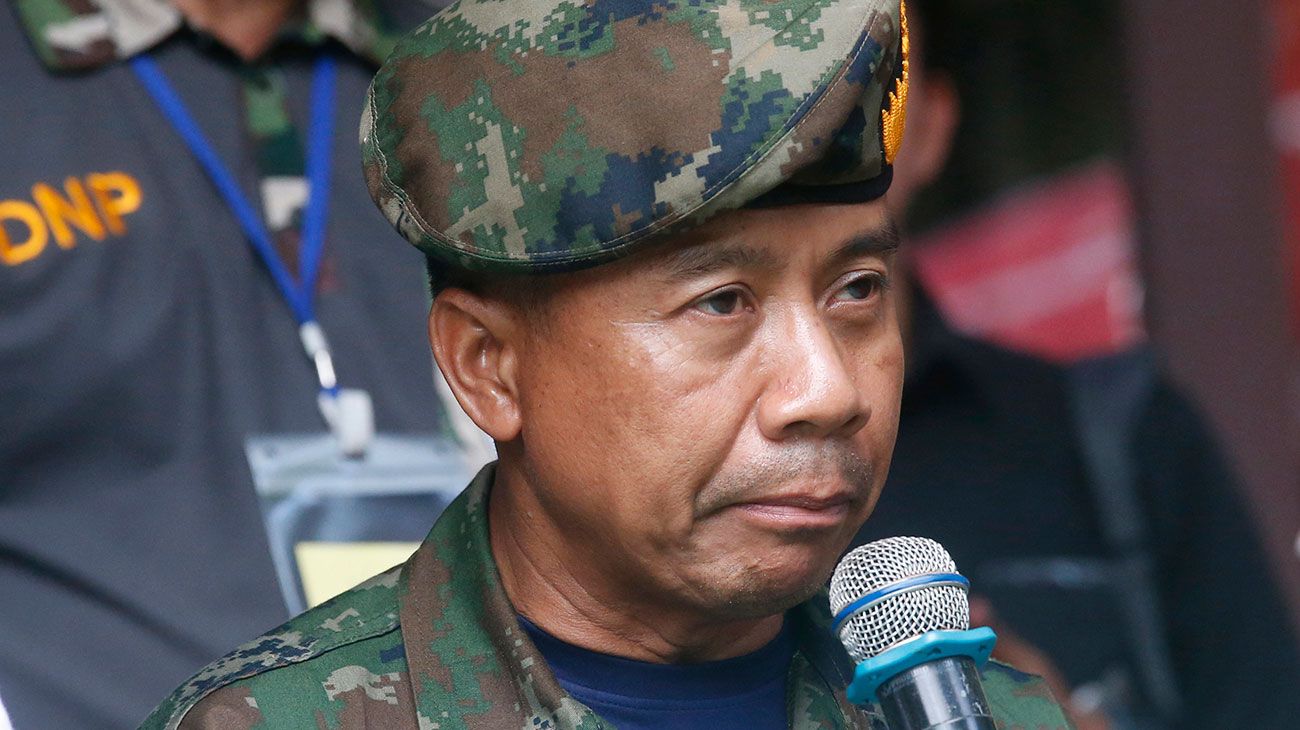 El comandante de los SEALs Tailandeses, Arpakorn Yookongkaew, habla con reporteros durante una conferencia de prensa en Mae Sai, provincia de Chiang Rai, en el norte de Tailandia.