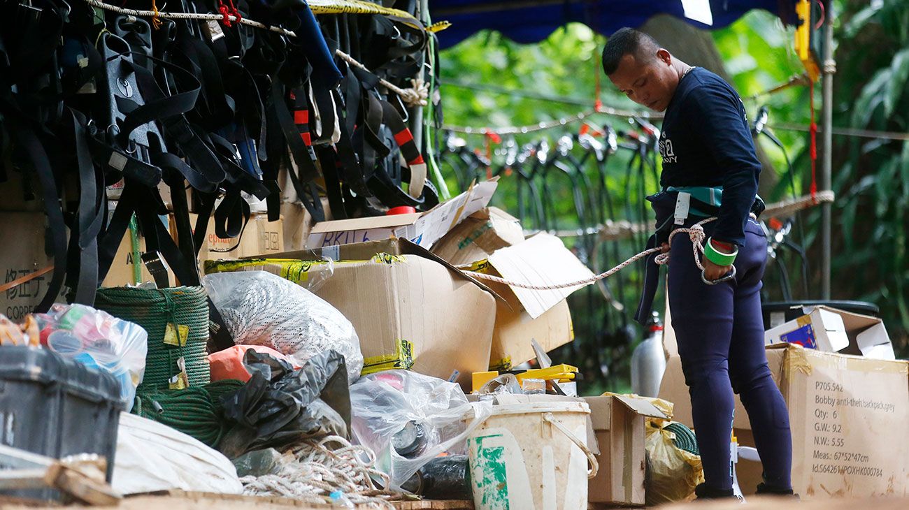 Rescatistas tailandeses se preparan para entrar en la cueva donde 12 chicos y su entrenador de fútbol han quedado atrapados desde el 23 de junio en Mae Sai, provincia de Chiang Rai, en el norte de Tailandia.