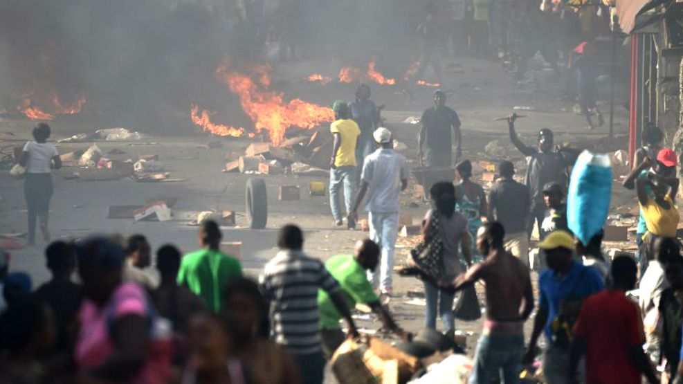 En Puerto Príncipe, el caos es total por las protestas contra los aumentos en los combustibles.