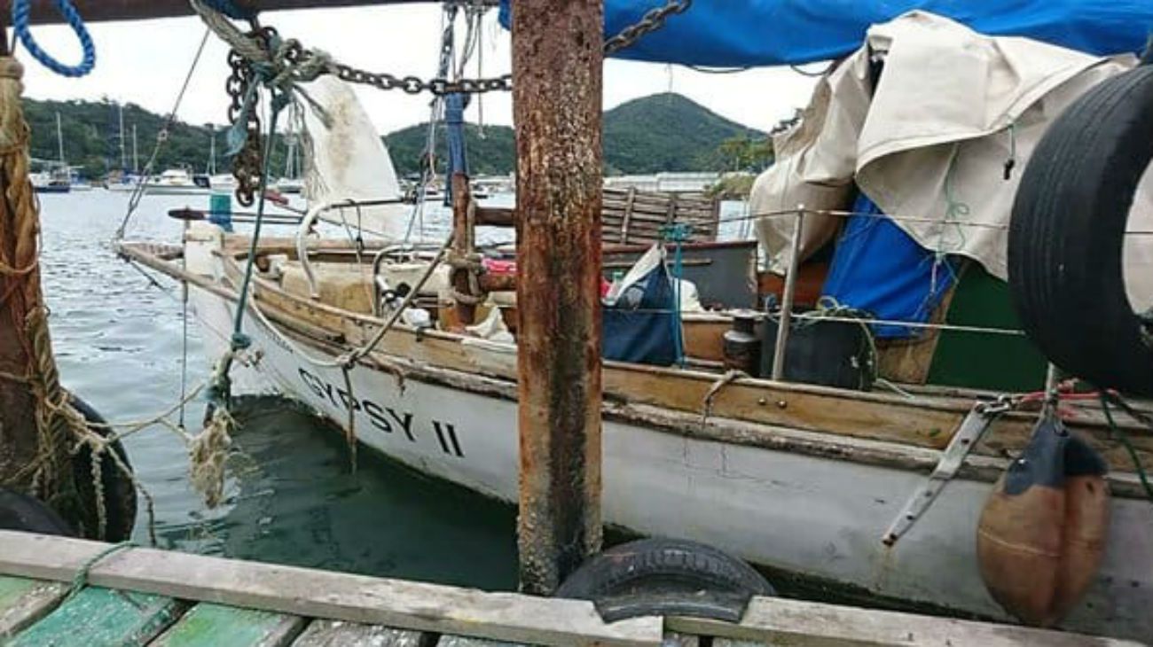 Los tripulantes que estaban a bordo del velero son Martín Álvarez, Horacio Sánchez Fuentes y Daniel Ansalone.