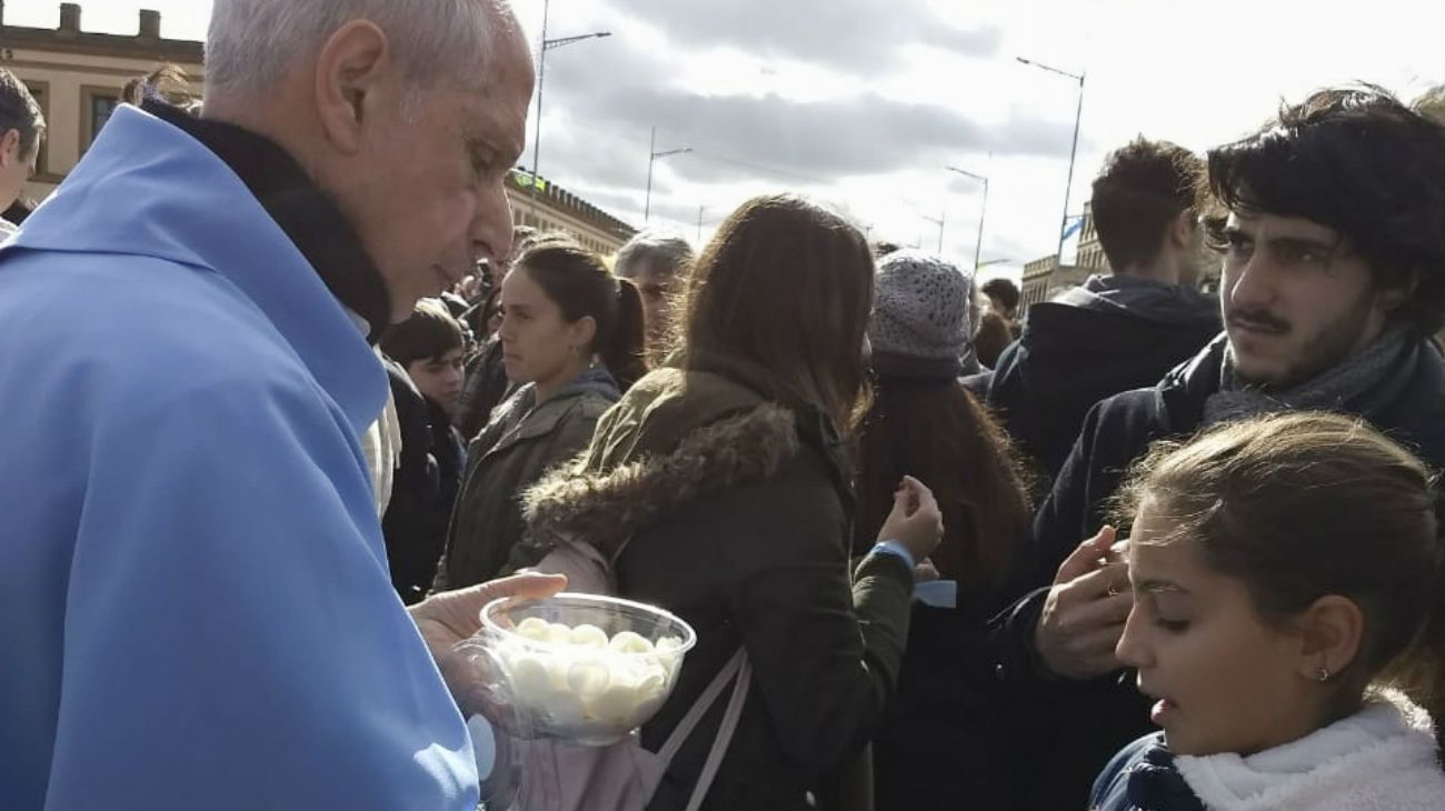 El arzobispo Mario Poli participó de la comunion durante la ceremonia religiosa. 