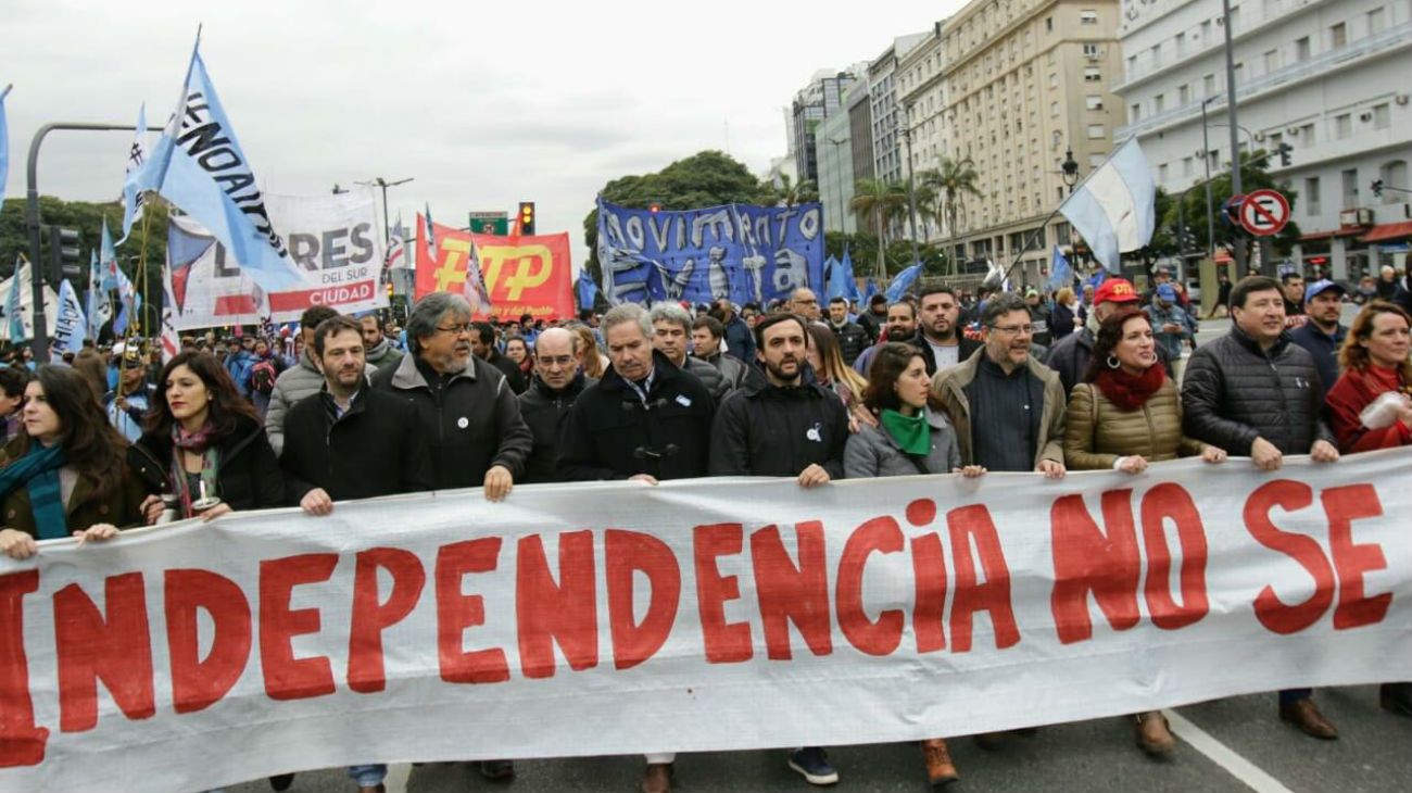 Dirigentes peronistas como Felipe Solá, Fernando "Chino" Navarro y Daniel Arroyo también asistieron a la marcha.