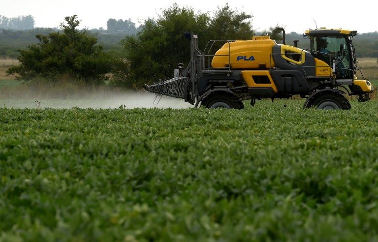 El glifosato usado en el campo argentino es, según la OMS, probablemente cancerígeno, usado para los cultivos con semillas transgénicas.