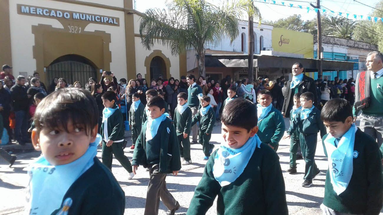 Desfile por el día de la independencia del Bachillerato San Miguel Arcángel.