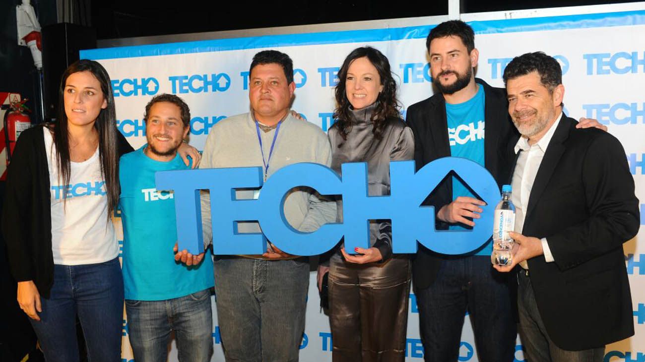 La ministra de Desarrollo Social, Carolina Stanley, y el conductor Julián Weich, entre los presentes en la cena organizada por TECHO.