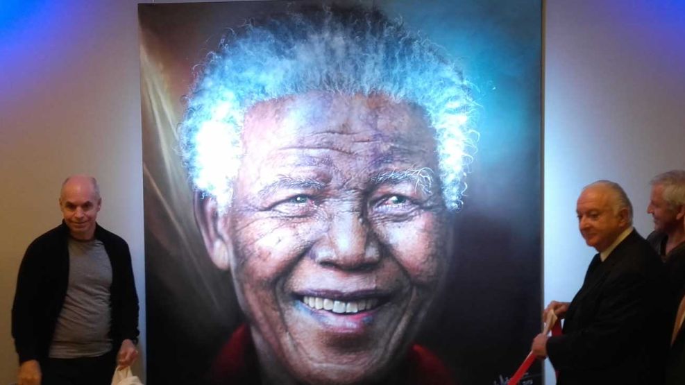 Descubren retrato de Mandela en la Casa de Gobierno de la Ciudad.