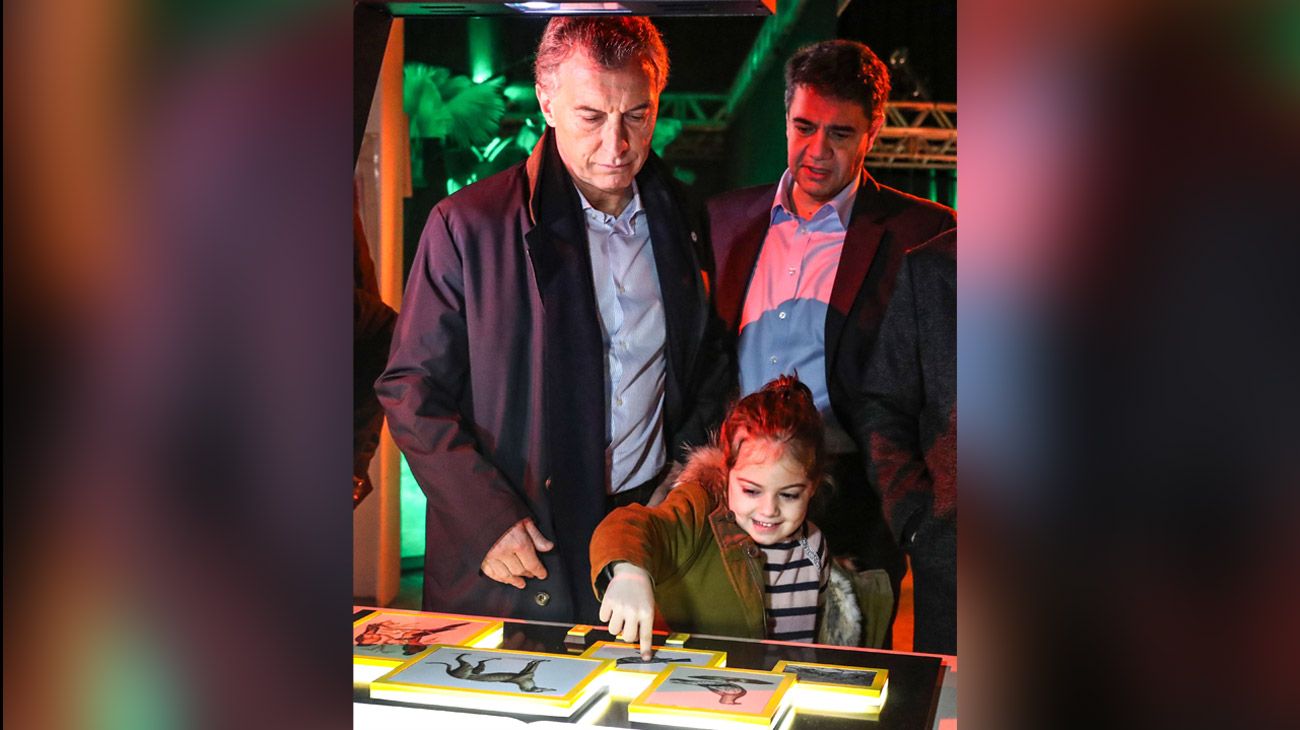 Macri con su hija Antonia visitando Tecnópolis.