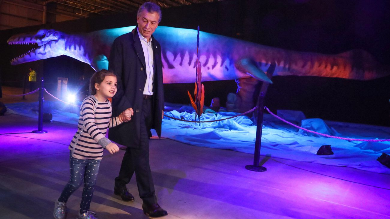 Macri con Su hija Antonia visitando Tecnópolis.